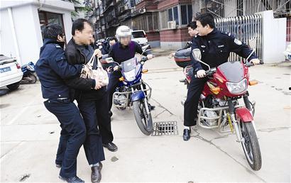 打击飞车抢劫视频,飞车抢劫视频背后的打击行动纪实